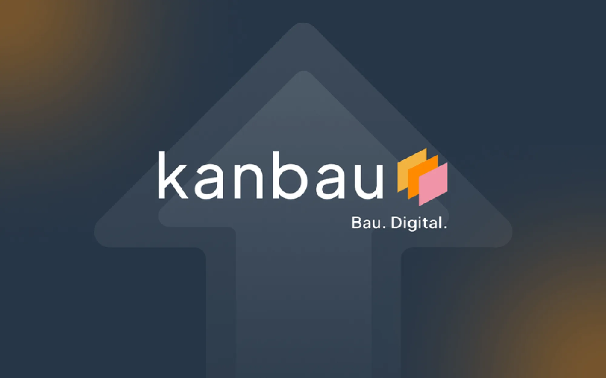 kanbau-Logo mit dem Slogan „Bau. Digital.“ vor einem stilisierten Pfeil nach oben auf dunklem Grund.