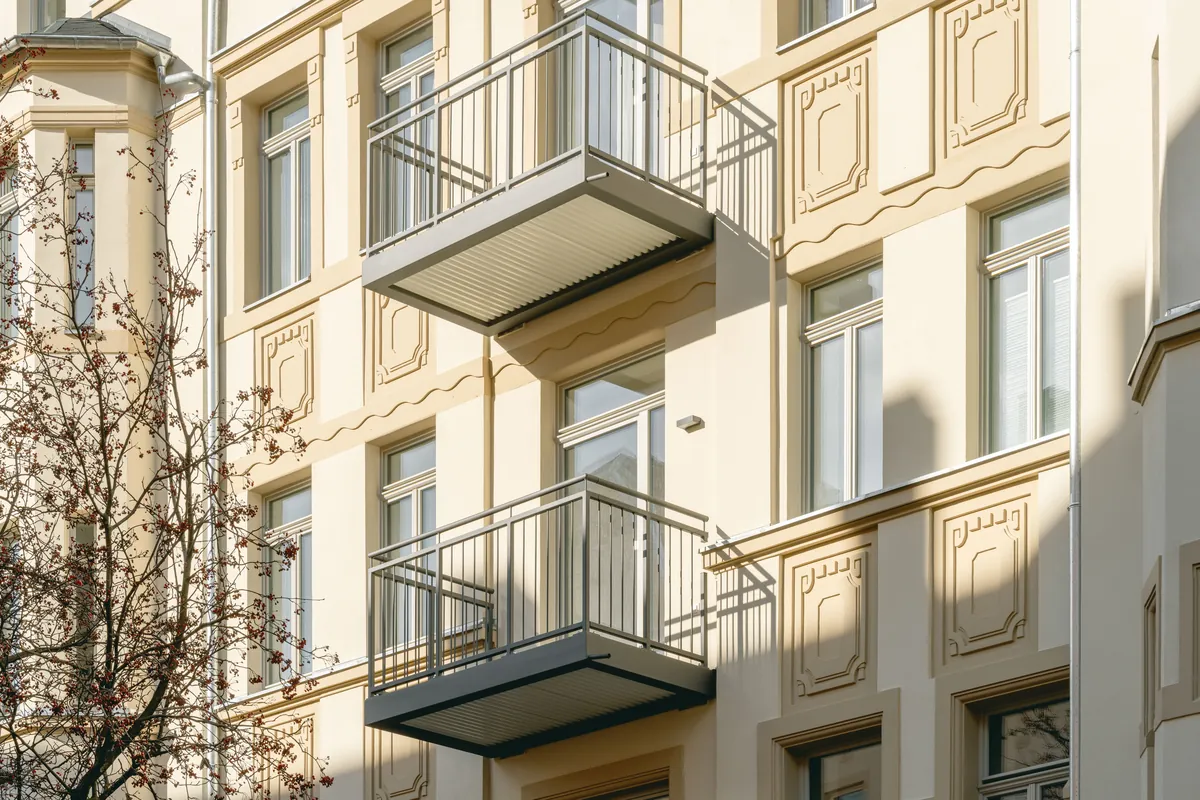 Sanierte Gründerzeitfassade der Pestalozzistraße 19 in Chemnitz mit Stuckornamenten und Balkonen.